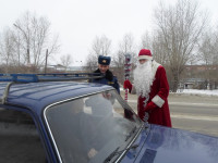 Полицейский Дед Мороз в Ирбите рассказал детям, как безопасно кататься на горке