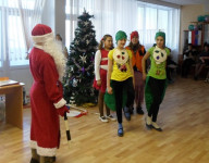 Полицейский Дед Мороз в Ирбите рассказал детям, как безопасно кататься на горке