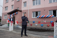 Сотрудники Ирбитской горбольницы получили ключи в новом доме, построенном для них по поручению Евгения Куйвашева