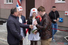 Сотрудники Ирбитской горбольницы получили ключи в новом доме, построенном для них по поручению Евгения Куйвашева