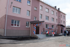 Сотрудники Ирбитской горбольницы получили ключи в новом доме, построенном для них по поручению Евгения Куйвашева