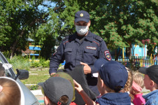  Сотрудники ОВД Ирбита познакомили детсадовцев с профессией полицейского