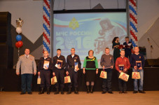 Связисты, спасшие семью из пожара, получили награды