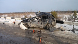 На трассе легковушка врезалась в грузовик