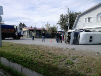 В результате ДТП перевернулась маршрутка, есть пострадавшие
