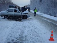 Сотрудники полиции устанавливают обстоятельства ДТП, в котором один человек погиб и еще четверо пострадали