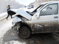 Сотрудники полиции устанавливают обстоятельства ДТП, в котором один человек погиб и еще четверо пострадали