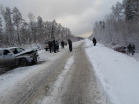 Сотрудники полиции устанавливают обстоятельства ДТП, в котором один человек погиб и еще четверо пострадали