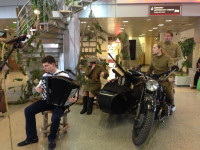 Артисты Ирбитского театра организовали флеш-моб на вокзале в Тюмени