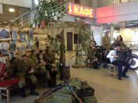 Артисты Ирбитского театра организовали флеш-моб на вокзале в Тюмени