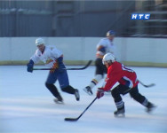 Игры чемпионата Свердловской области по хоккею продолжаются