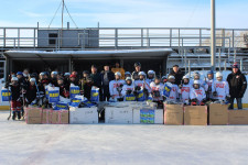 Депутат Игорь Торощин передал 18 комплектов хоккейной формы в ДЮСШ Ирбита