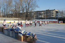 Депутат Игорь Торощин передал 18 комплектов хоккейной формы в ДЮСШ Ирбита