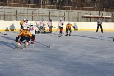 Депутат Игорь Торощин передал 18 комплектов хоккейной формы в ДЮСШ Ирбита