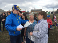 Жители поселка Пионерский через депутата Заксобрания просят губернатора не допустить демонтажа детской площадки