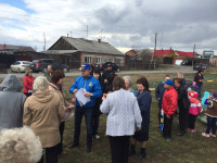 Жители поселка Пионерский через депутата Заксобрания просят губернатора не допустить демонтажа детской площадки