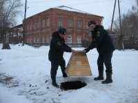 Пожарные помогают людям добрыми делами