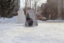 Алексей Кононов приглашает ребят на горку и ледовый скат