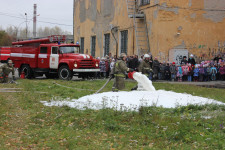 Выставка пожарной техники и показательные выступления