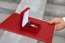 Игорь Левитин и Евгений Куйвашев вручили микроавтобус семье Родионовых из Ирбита