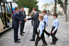 Игорь Левитин и Евгений Куйвашев вручили микроавтобус семье Родионовых из Ирбита