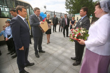 Игорь Левитин и Евгений Куйвашев вручили микроавтобус семье Родионовых из Ирбита