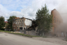 В Ирбите произошло обрушение стены аварийного здания