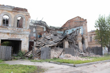 В Ирбите произошло обрушение стены аварийного здания