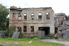 В Ирбите произошло обрушение стены аварийного здания