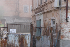 В Ирбите произошло обрушение стены аварийного здания