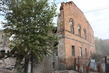 В Ирбите произошло обрушение стены аварийного здания