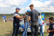 На автокроссе в Ирбите Игорь Торощин раздавал всем желающим школьные принадлежности и другие сувениры