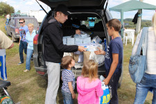 На автокроссе в Ирбите Игорь Торощин раздавал всем желающим школьные принадлежности и другие сувениры