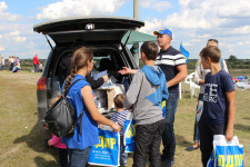 На автокроссе в Ирбите Игорь Торощин раздавал всем желающим школьные принадлежности и другие сувениры