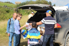 На автокроссе в Ирбите Игорь Торощин раздавал всем желающим школьные принадлежности и другие сувениры