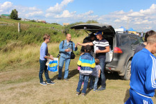 На автокроссе в Ирбите Игорь Торощин раздавал всем желающим школьные принадлежности и другие сувениры