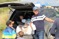 На автокроссе в Ирбите Игорь Торощин раздавал всем желающим школьные принадлежности и другие сувениры