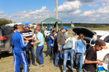 На автокроссе в Ирбите Игорь Торощин раздавал всем желающим школьные принадлежности и другие сувениры