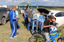 На автокроссе в Ирбите Игорь Торощин раздавал всем желающим школьные принадлежности и другие сувениры