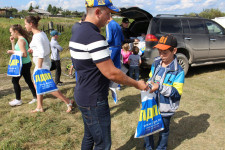 На автокроссе в Ирбите Игорь Торощин раздавал всем желающим школьные принадлежности и другие сувениры