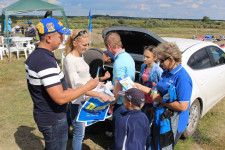 На автокроссе в Ирбите Игорь Торощин раздавал всем желающим школьные принадлежности и другие сувениры