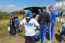 На автокроссе в Ирбите Игорь Торощин раздавал всем желающим школьные принадлежности и другие сувениры