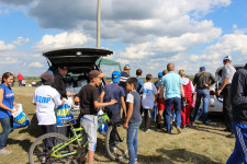 На автокроссе в Ирбите Игорь Торощин раздавал всем желающим школьные принадлежности и другие сувениры