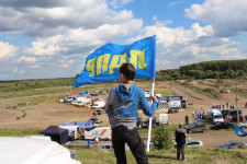 На автокроссе в Ирбите Игорь Торощин раздавал всем желающим школьные принадлежности и другие сувениры