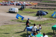 На автокроссе в Ирбите Игорь Торощин раздавал всем желающим школьные принадлежности и другие сувениры