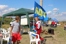 На автокроссе в Ирбите Игорь Торощин раздавал всем желающим школьные принадлежности и другие сувениры