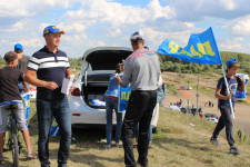 На автокроссе в Ирбите Игорь Торощин раздавал всем желающим школьные принадлежности и другие сувениры