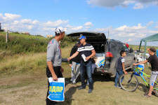 На автокроссе в Ирбите Игорь Торощин раздавал всем желающим школьные принадлежности и другие сувениры