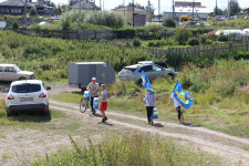 На автокроссе в Ирбите Игорь Торощин раздавал всем желающим школьные принадлежности и другие сувениры