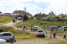 На автокроссе в Ирбите Игорь Торощин раздавал всем желающим школьные принадлежности и другие сувениры